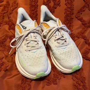 Women’s Hoka Clifton 9- color vanilla